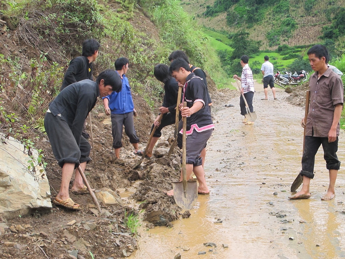 Tổ xung kích PCTT cấp xã cùng với người dân xã sá Tổng, huyện Mường Chà sửa lại dường sau mưa lũ.