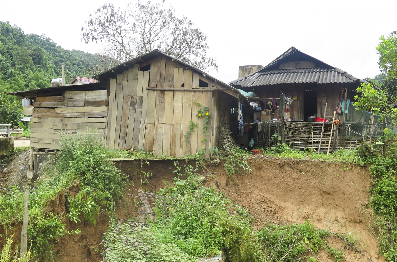 Vùng cao Điện Biên hiện còn nhiều hộ dân sống gần suối và sườn đồi, tiềm ẩn nguy cơ mất an toàn khi có mưa lớn.