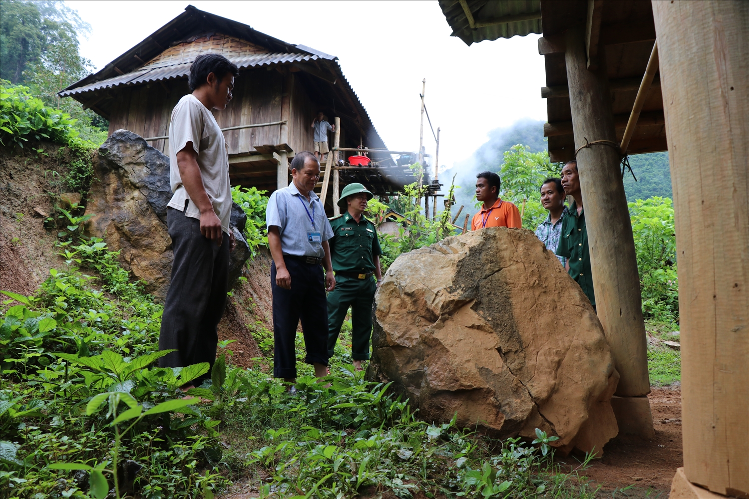Chính quyền địa phương và các chiến sỹ quân đội hỗ trợ người dân trong vụ sạt lở đất đá tại xã Pa Thơm, huyện Điện Biên