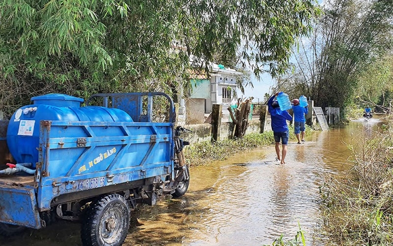 Lực lượng thanh niên tình nguyện vận chuyển nước ngọt đến từng nhà dân.