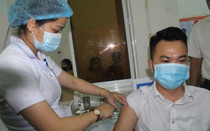 Quảng Nam tiêm vaccine phòng Covid-19 cho lực lượng tuyến đầu phòng, chống dịch.