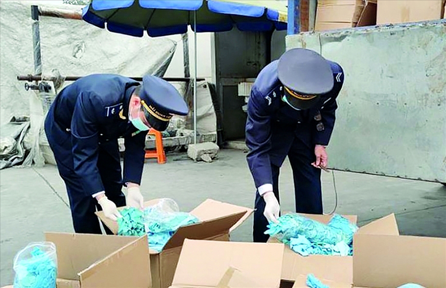 Lực lượng Hải quan cửa khẩu quốc tế Hữu Nghị phát hiện lô hàng găng tay đã qua sử dụng. Ảnh: Thành Nguyễn