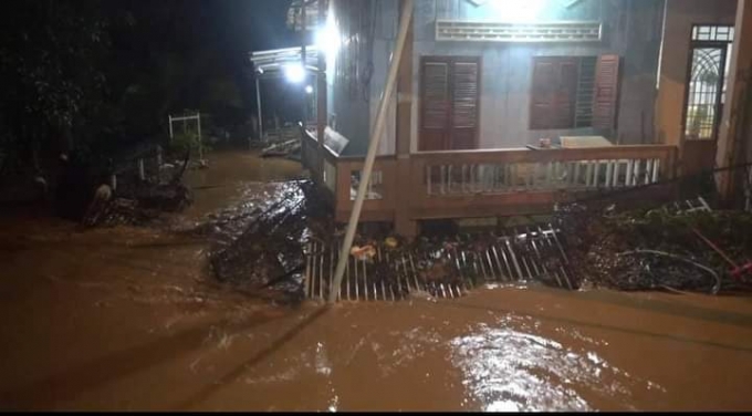 Mưa lớn cuốn trôi cầu và 50 căn nhà ngập sâu trong nước tại huyện Bù Đăng