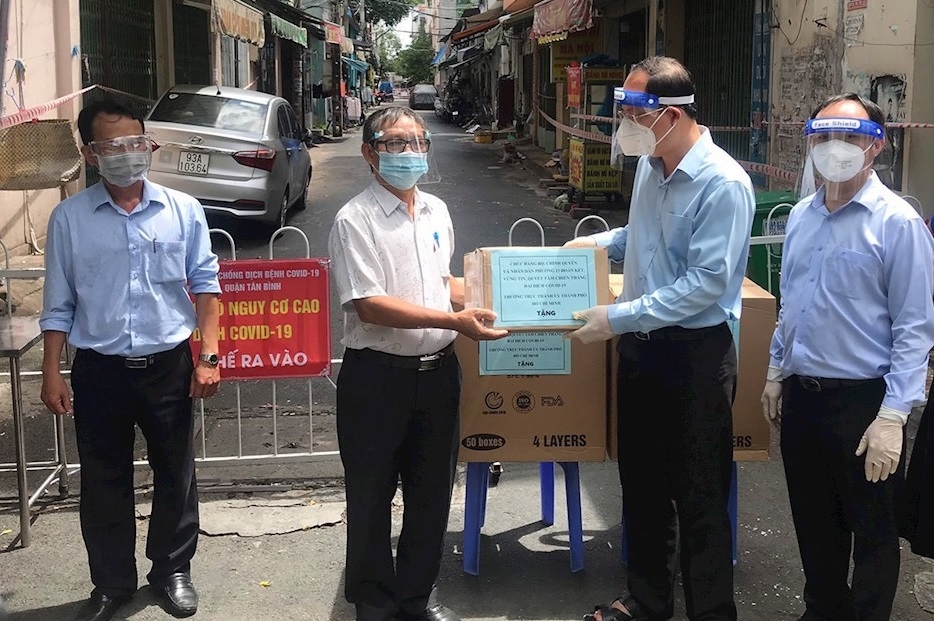 Lãnh đạo TP. HCM trao quà động viên lực lượng tham gia phòng, chống dịch, bảo vệ vùng xanh tại Phường 13, quận Tân Bình