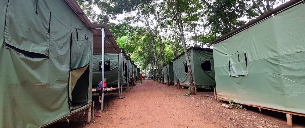 Người dân các bản, làng nằm trong khu vực có nguy cơ sạt lở đất của xã Mường Típ huyện Kỳ Sơn (Nghệ An) phải sống tạm trong nhà bạt do ảnh hưởng mưa lũ cuối năm 2020.