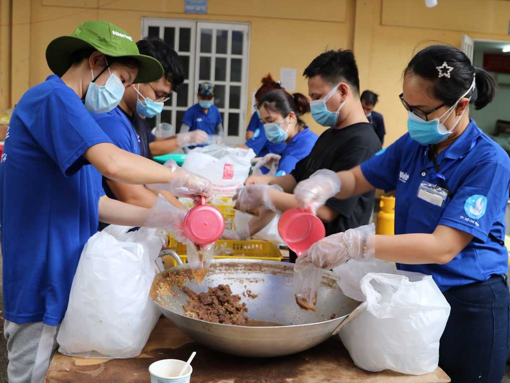 Những tình nguyện viên góp sức tại bếp ăn nghĩa tình trong mùa dịch