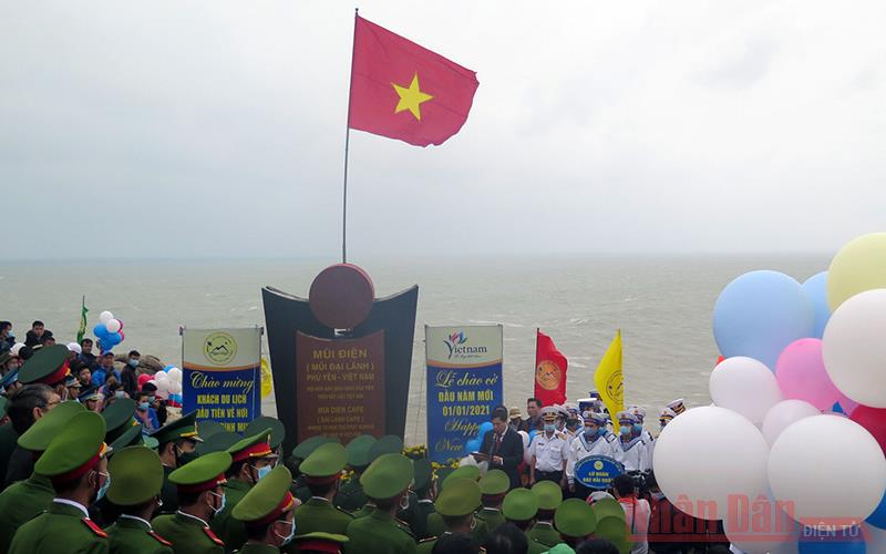 Lễ chào cờ đầu năm mới tại điểm cực Đông trên đất liền