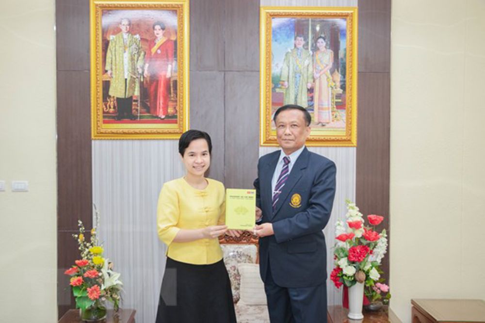 Tiến sĩ Trương Thị Hằng trao tặng sách cho PGS. TS. Kittisak Samuttharak, Hiệu trưởng Đại học Rajabhat