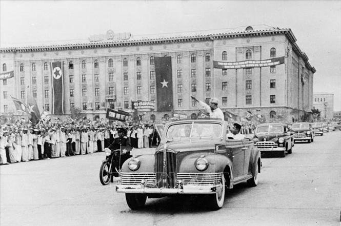 Ngày 8/7/1957, nhân dân Thủ đô Bình Nhưỡng nồng nhiệt chào đón Chủ tịch Hồ Chí Minh dẫn đầu Đoàn đại biểu Đảng, Chính phủ Việt Nam sang thăm hữu nghị CHDCND Triều Tiên từ ngày 8-12/7/1957. Ảnh: TTXVN