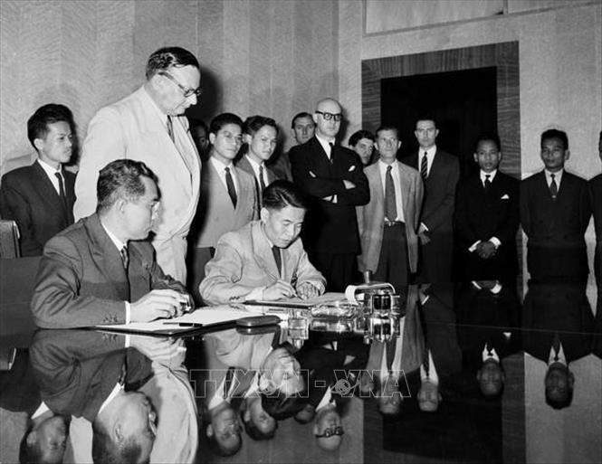 Ngày 20/7/1954, tại Geneva (Thụy Sĩ), Thứ trưởng Bộ Quốc phòng Tạ Quang Bửu thay mặt Chính phủ và Bộ Tổng tư lệnh Quân đội nhân dân Việt Nam ký Hiệp định đình chiến ở Việt Nam. Ngay sau đó, Hiệp định đình chiến ở Lào và Campuchia cũng được ký kết. Ảnh: Tư liệu TTXVN