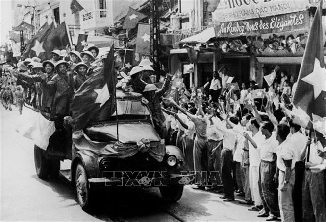 Bộ đội ta từ các cửa ô tiến vào tiếp quản Thủ đô Hà Nội, ngày 10/10/1954. Ảnh: Tư liệu TTXVN
