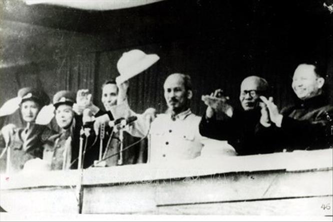 Ngày 1/1/1955, hàng chục vạn nhân dân Hà Nội tổ chức mít tinh và tuần hành mừng đón Trung ương Đảng, Chính phủ và Hồ Chủ tịch trở về thủ đô sau gần 9 năm lên Việt Bắc lãnh đạo nhân dân ta kháng chiến chống Pháp thắng lợi. Ảnh: TTXVN