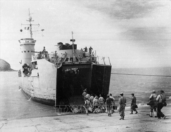 Những lính Pháp cuối cùng lên tàu tại Đồ Sơn, rút khỏi Hải Phòng, ngày 15/5/1955, đánh dấu mốc lịch sử miền Bắc hoàn toàn được giải phóng. Ảnh: Tư liệu TTXVN