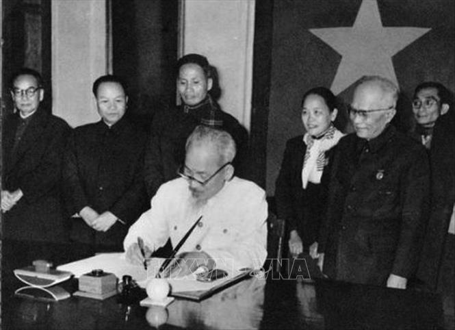 Ngày 1/1/1960, Chủ tịch Hồ Chí Minh ký sắc lệnh công bố Hiến pháp năm 1959. Ảnh: Tư liệu TTXVN