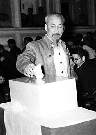 Chủ tịch Hồ Chí Minh bỏ lá phiếu đầu tiên bầu cử Quốc hội khóa II tại Hà Nội, năm 1960. Ảnh: Tư liệu TTXVN