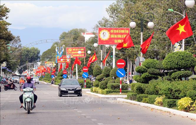 Thành phố Phan Rang-Tháp Chàm rợp sắc màu cờ hoa chào mừng Đại hội XIII của Đảng. Ảnh: Công Thử/TTXVN
