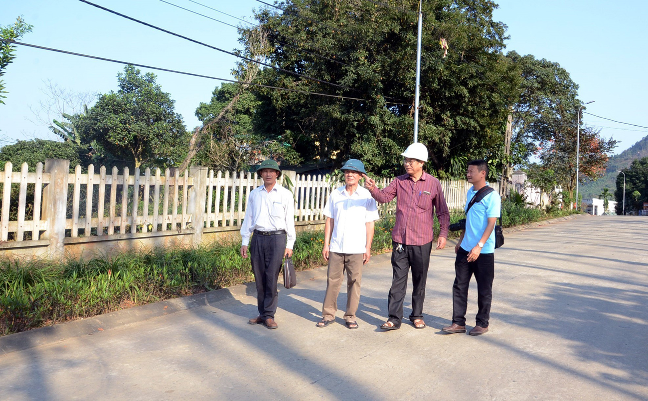 Đảng viên Nguyễn Tăng Đậu (thứ 2, bên phải), thôn 11, phường Đội Cấn, TP Tuyên Quang (tỉnh Tuyên Quang) đã hỗ trợ toàn bộ chi phí máy móc và một phần vật liệu để làm đường bê tông liên thôn.