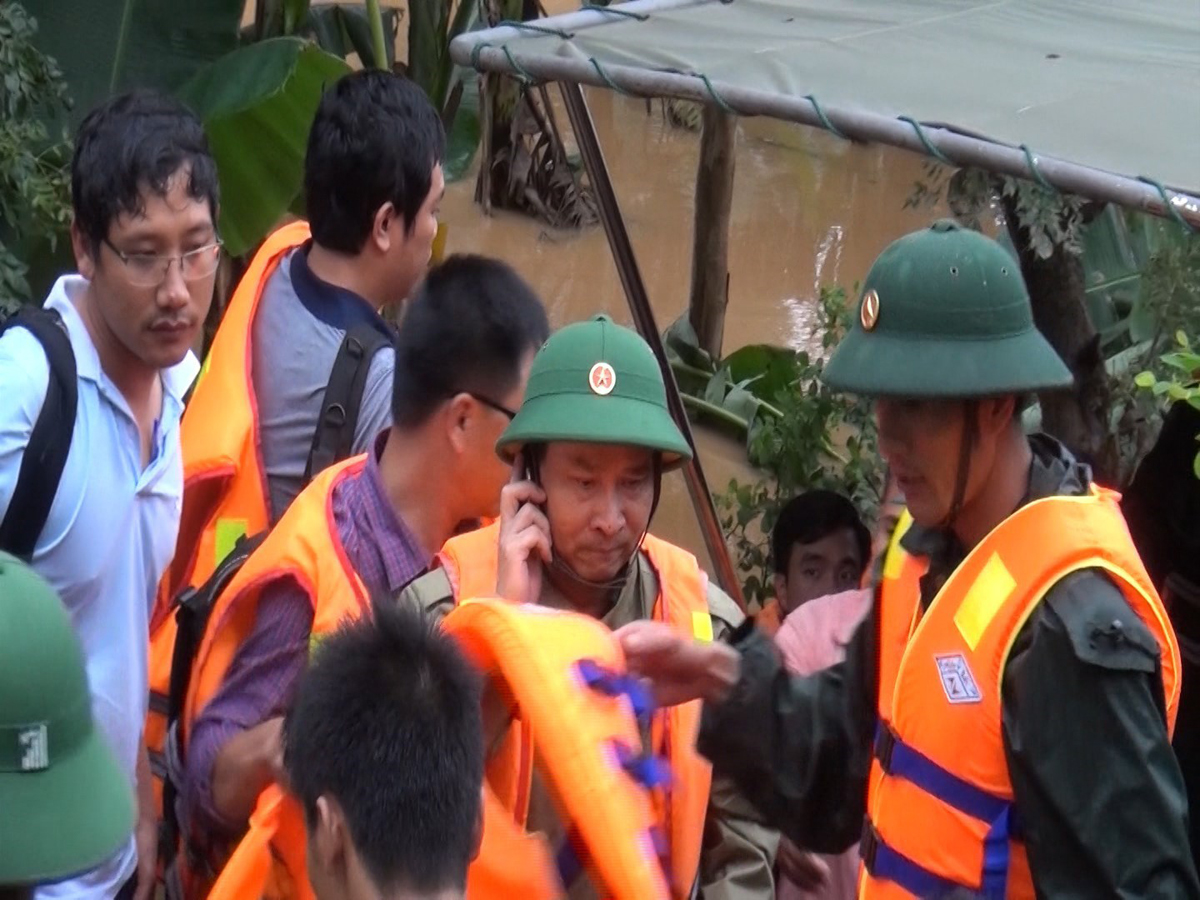 Hình ảnh Thiếu tướng Nguyễn Văn Man (người nghe điện thoại) đội mưa, lội nước, trực tiếp chỉ huy ứng cứu trong thiên tai bão lũ để lại nhiều xúc động, khâm phục trong ký ức mỗi cán bộ, chiến sỹ, người dân Quảng Bình.