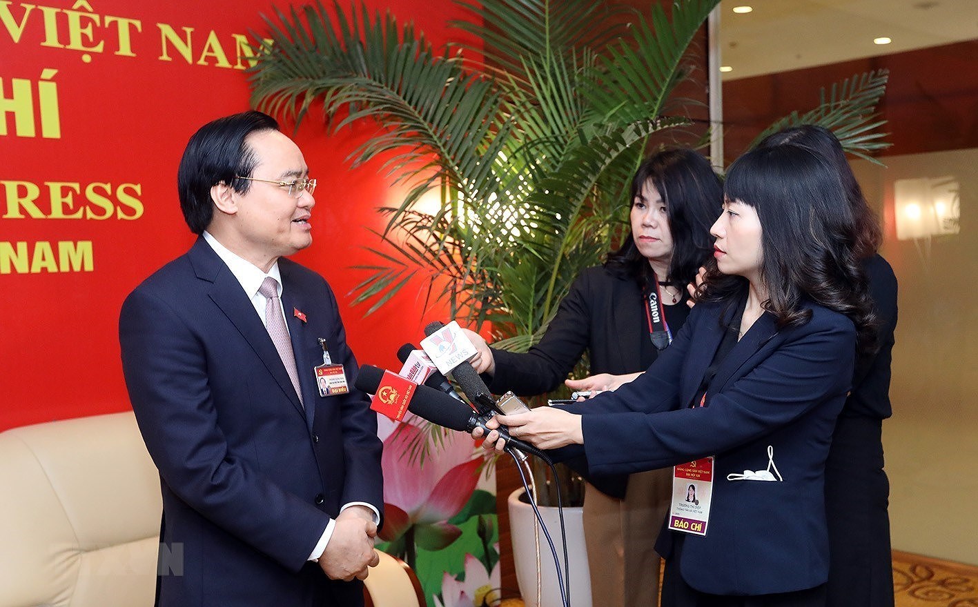 Bộ trưởng Phùng Xuân Nhạ trả lời phỏng vấn bên lề Đại hội XIII. (Ảnh: TTXVN)