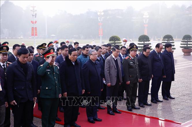Đồng chí Trần Quốc Vượng, Uỷ viên Bộ Chính trị, Thường trực Ban Bí thư cùng đoàn công tác đến đặt vòng hoa và vào Lăng viếng Chủ tịch Hồ Chí Minh. 