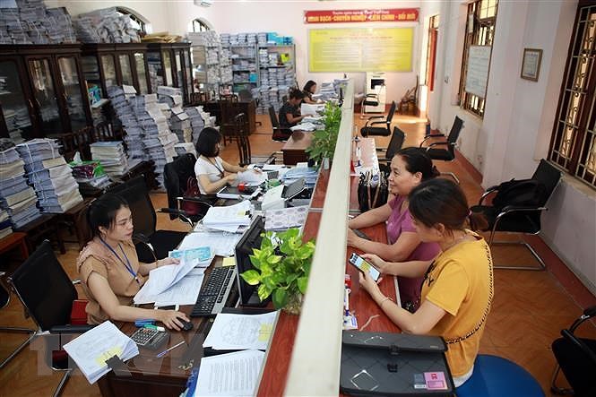 Hỗ trợ khai báo, nộp hồ sơ thuế tại bộ phận một cửa tại Chi cục Thuế khu vực Phổ Yên-Phú Bình, Thái Nguyên. (Ảnh: Danh Lam/TTXVN)
