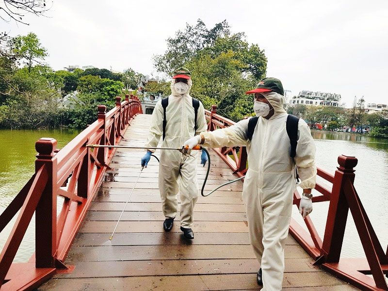 Phun khử khuẩn chống dịch Covid-19 trên cầu Thê Húc, Hà Nội. Ảnh TL