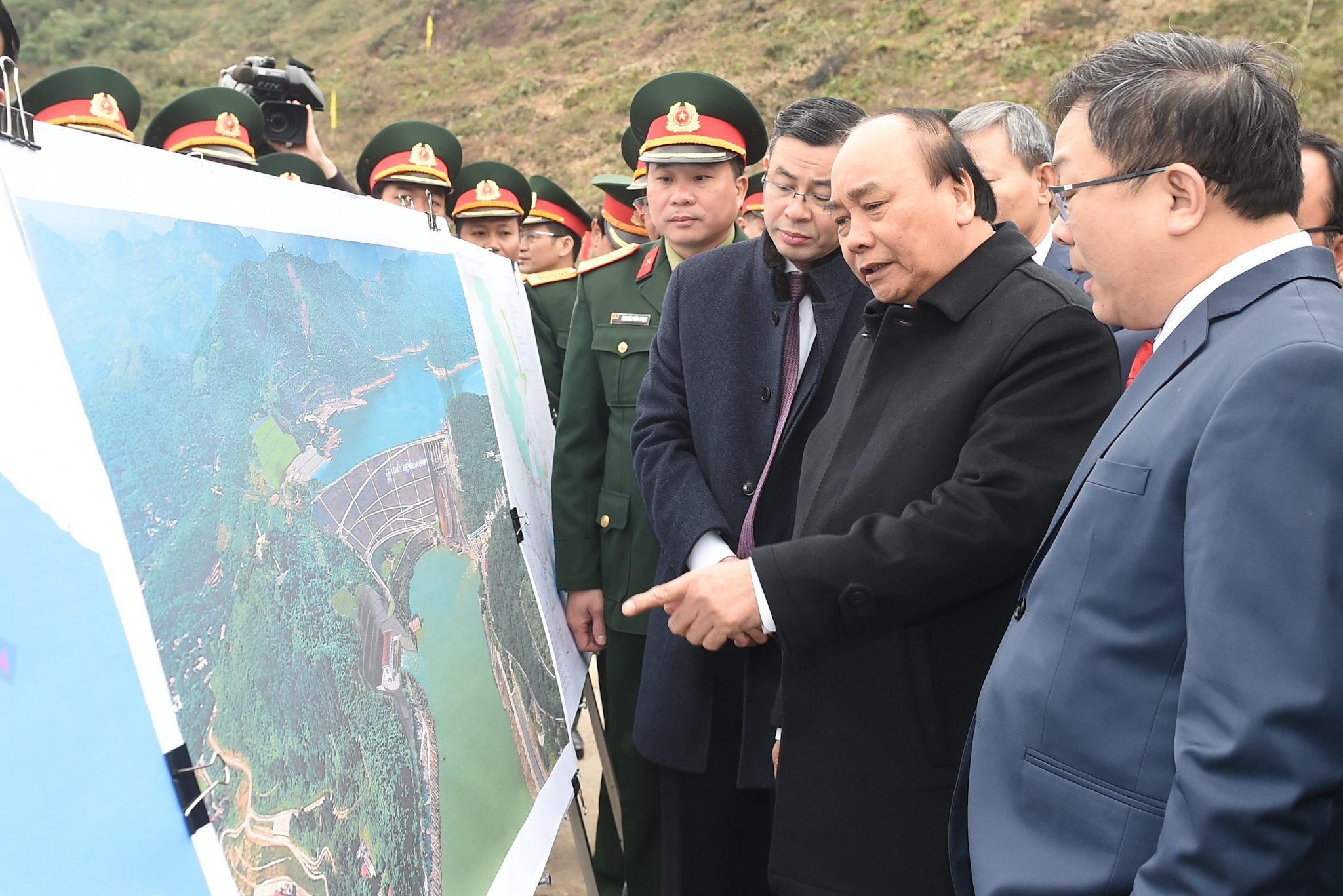 Thủ tướng Nguyễn Xuân Phúc xem hình ảnh về địa điểm thực hiện dự án. Ảnh: Thống Nhất/TTXVN