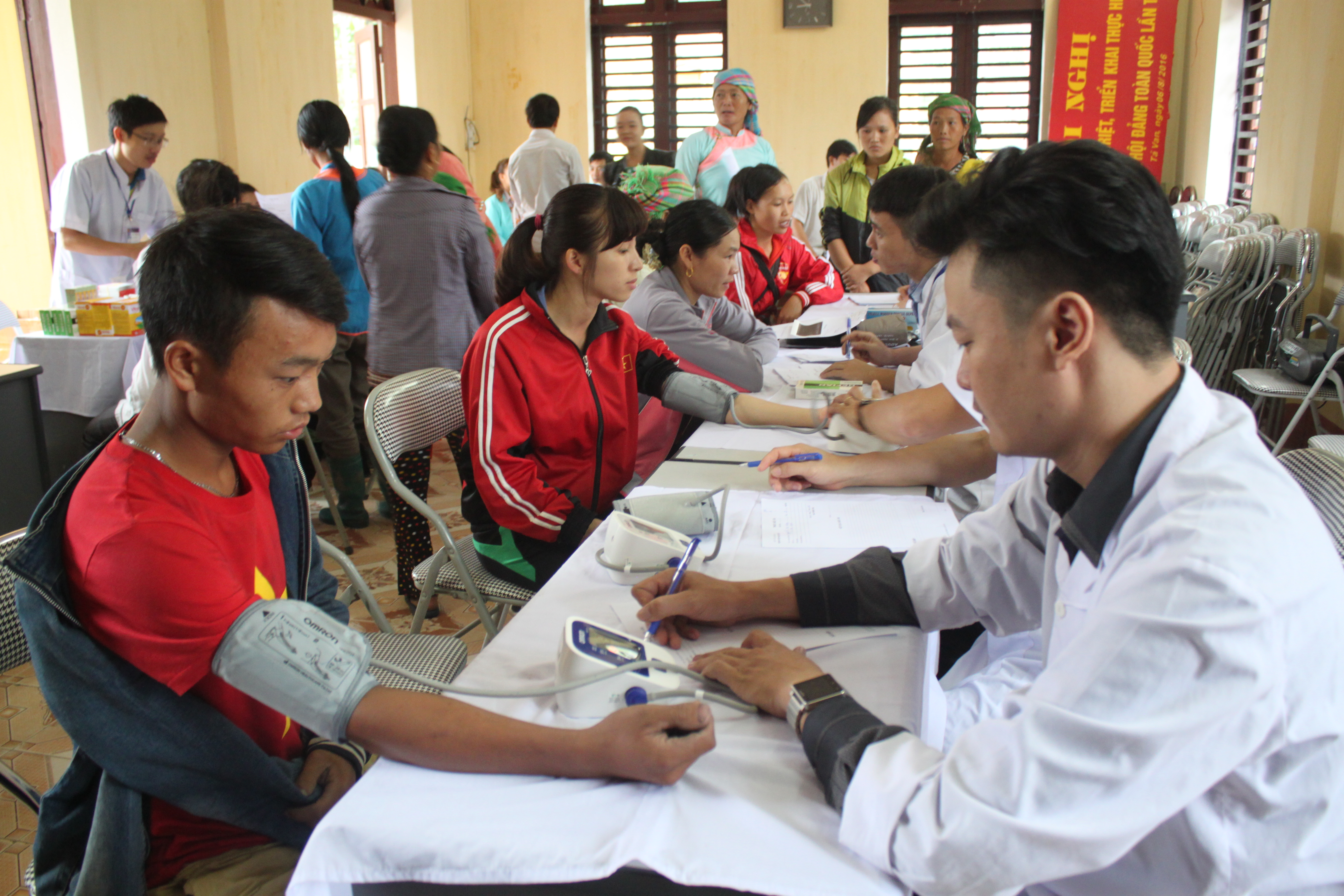 Đồng bào DTTS ở Lào Cai đã chủ động đến các cơ sở y tế kiểm tra sức khỏe