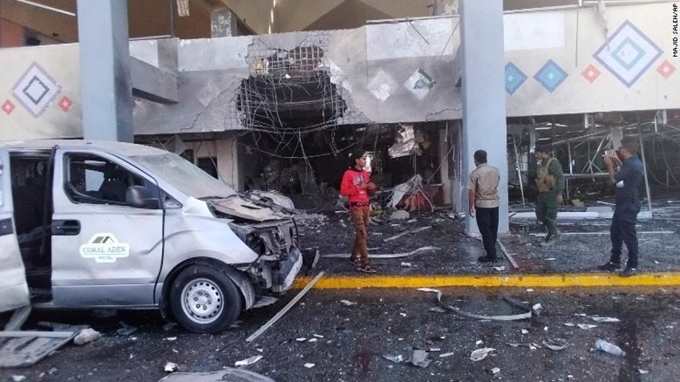 Hiện trường vụ tấn công ở sân bay quốc tế Aden, ngày 30/12. (Ảnh: CNN) 
