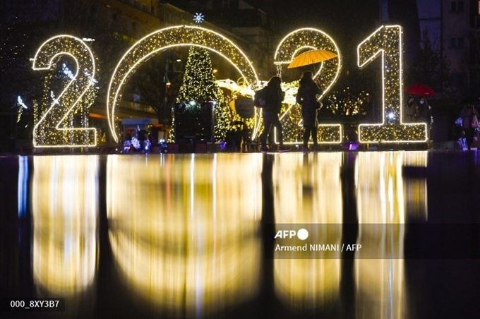 Biểu ngữ chào mừng năm 2021 tại trung tâm thành phố Pristina, Kosovo, ngày 30/12/2020. Người dân Kosovo sẽ đón năm mới tại nhà do bối cảnh đại dịch COVID-19. (Ảnh: AFP) 
