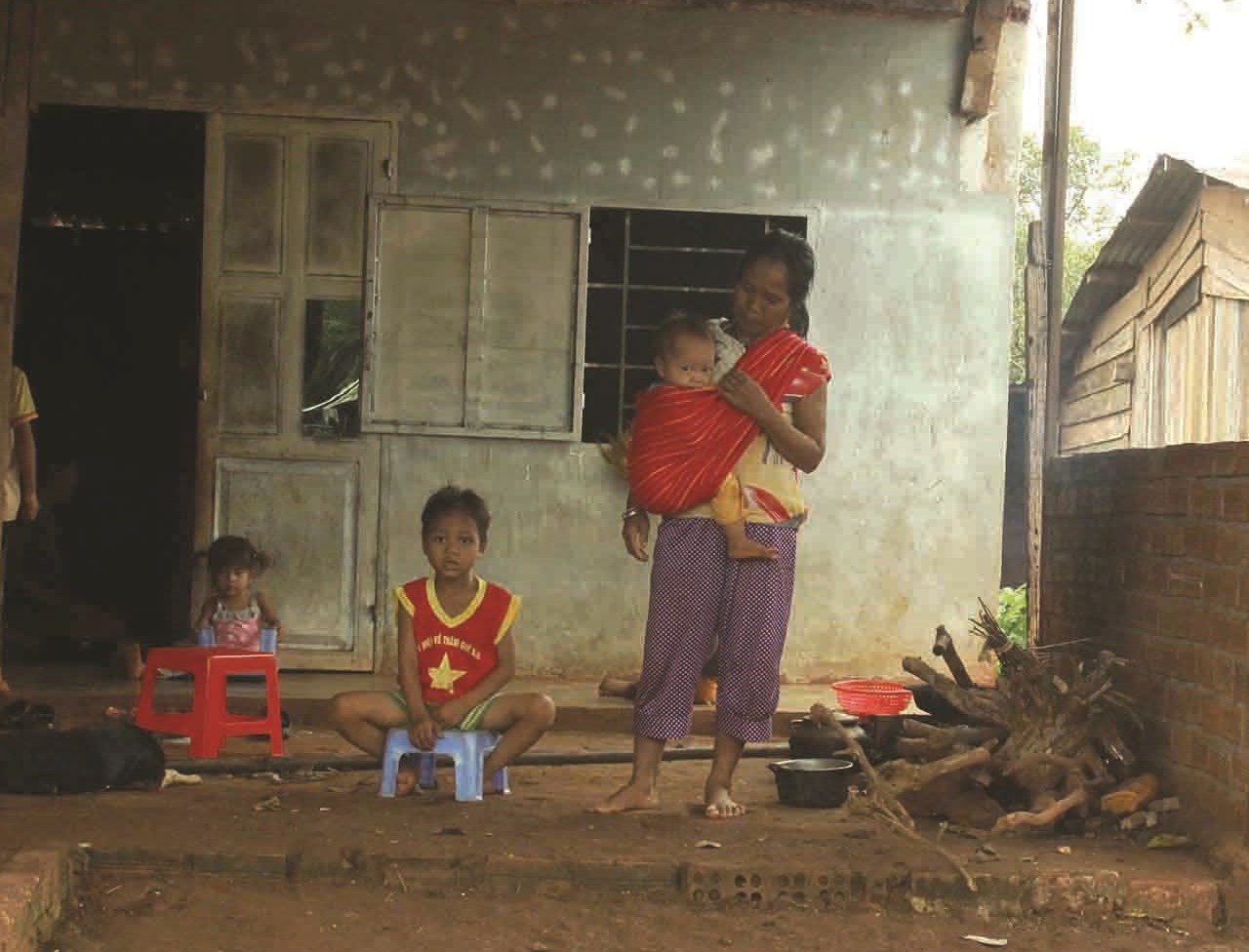 Một trường hợp kết hôn sớm, sinh đông con ở xã Cư Pui