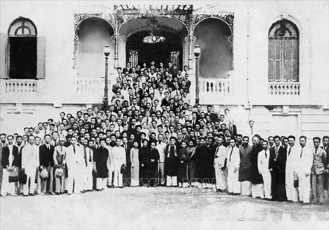 Chủ tịch Hồ Chí Minh với các đại biểu dự Kỳ họp thứ nhất, Quốc hội khóa I tại Nhà hát Lớn Hà Nội, ngày 2/3/1946. Ảnh: Tư liệu/TTXVN