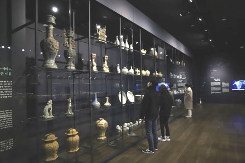 Phòng trưng bày “Dòng chảy gốm sứ văn hóa Việt Nam” tại Hàn Quốc. (Ảnh: Bảo tàng Lịch sử Quốc gia cung cấp).