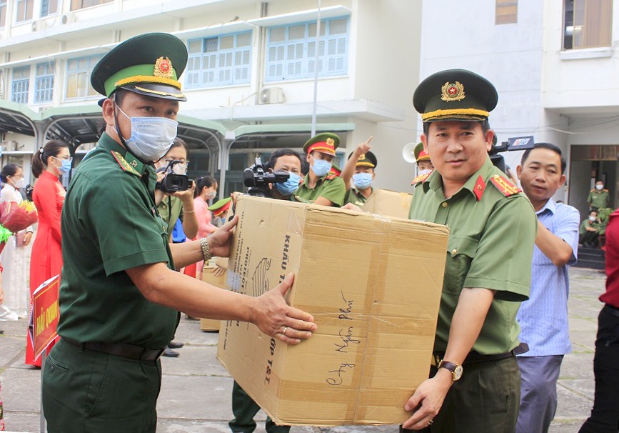 Lãnh đạo Công an tỉnh An Giang trao tặng khẩu trang y tế cho lực lượng phòng chống COVID - 19 