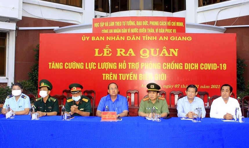 Ông Nguyễn Thanh Bình, Chủ tịch UBND tỉnh An Giang (người ngồi giữa) tại buổi Lễ ra quân chống COVID- 19 trên tuyến biên giới