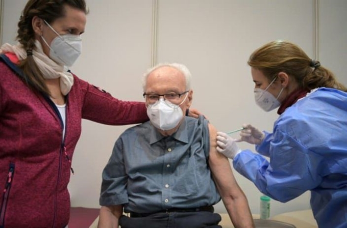 Tiêm vaccine ngừa COVID-19 cho một người đàn ông 86 tuổi vào ngày 5 /1/2021 ở Potsdam, Đức (Ảnh: AFP)
