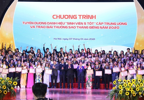 Phó Thủ tướng Thường trực Chính phủ trao giải "Sinh viên 5 tốt" cho các em sinh viên - Ảnh: VGP/Lê Sơn 