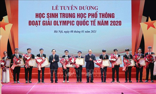 Thủ tướng Nguyễn Xuân Phúc, Chủ tịch Hội đồng Thi đua - Khen thưởng Trung ương trao tặng Huân chương Lao động hạng Nhất, Nhì và Ba cho các em học sinh THPT đoạt giải Olympic quốc tế 2020. Ảnh: Thống Nhất/TTXVN