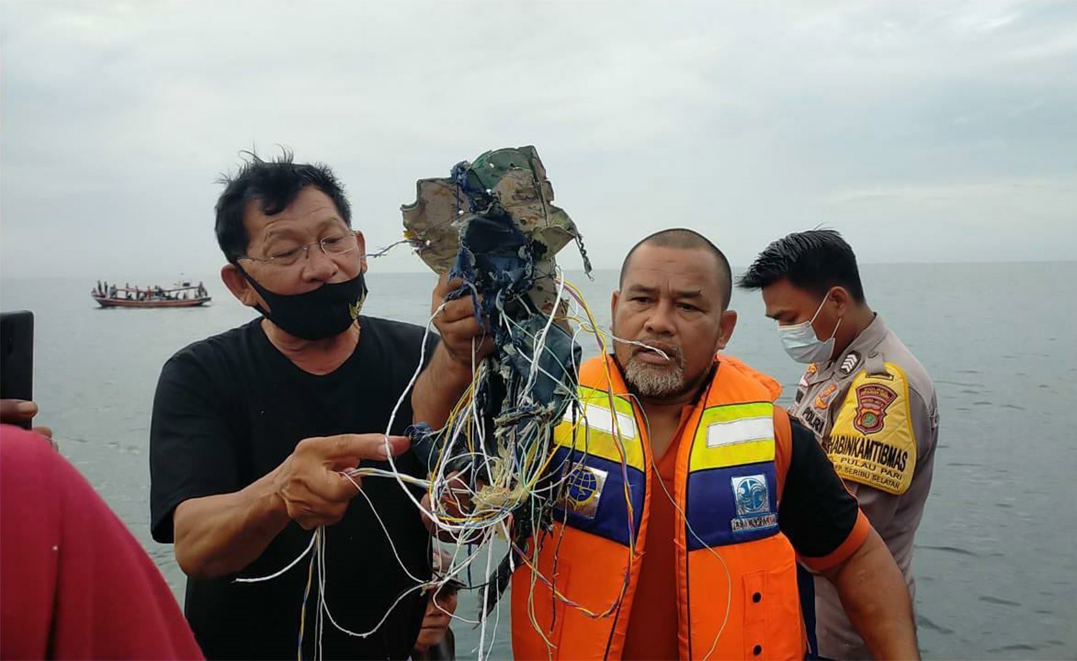 Những vật thể được cho là thiết bị và đồ dùng của hành khách trên máy bay mất liên lạc thuộc Hãng hàng không Sriwijaya Air, Indonesia. Ảnh: Twitter/TTXVN