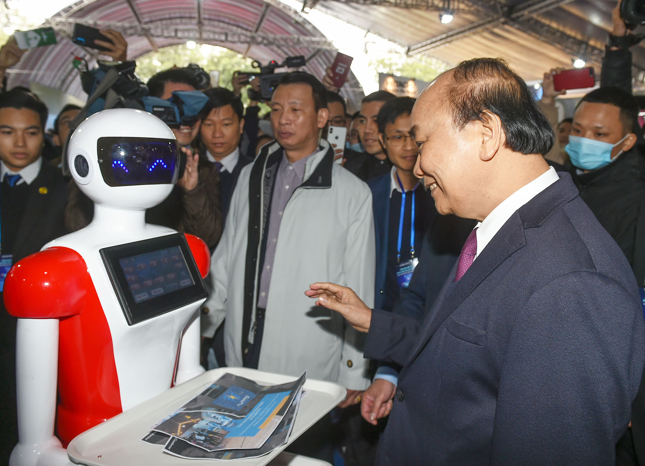 Thủ tướng Nguyễn Xuân Phúc thăm các gian hàng tại triển lãm quốc tế đổi mới sáng tạo Việt Nam 2021. - Ảnh: VGP/Quang Hiếu