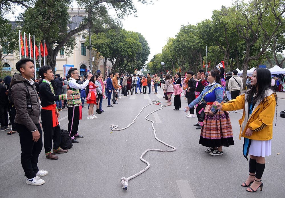 Ném pao- một trong những trò chơi dân gian của người Mông trong những dịp Lễ hội đầu Xuân