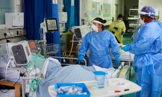  Bệnh nhân được điều trị COVID-19 tại một bệnh viện ở Anh (Ảnh: The Guardian)
