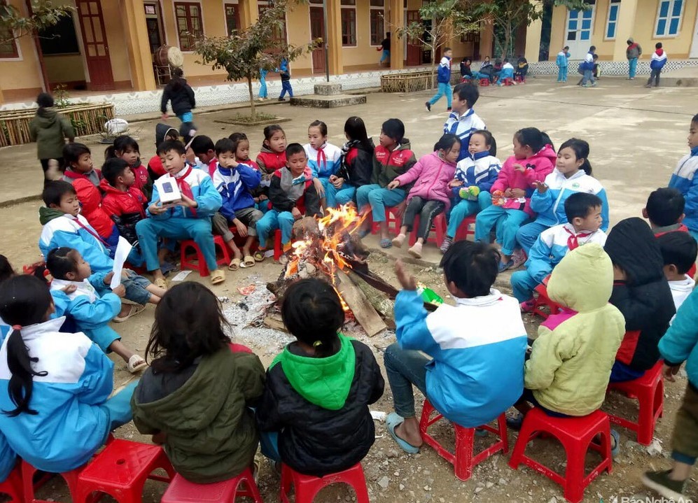Giờ ra chơi bên đống lửa của học sinh Trường Tiểu học Hữu Khuông (Tương Dương). 