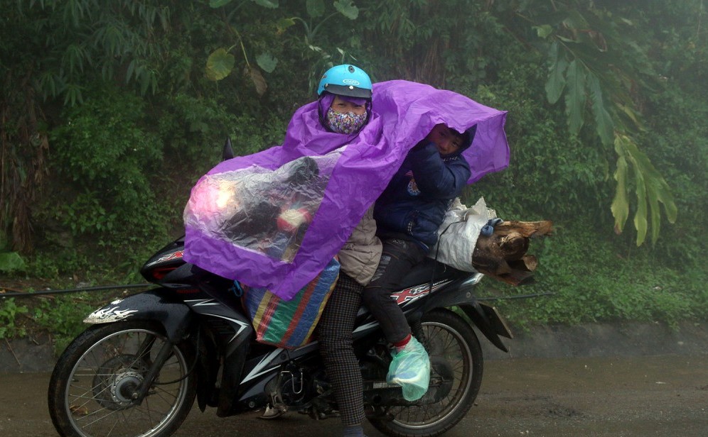 Phụ huynh huyện huyện Kỳ Sơn hỗ trợ củi cho các nhà trường trong những ngày mưa rét. Ảnh: Đào Thọ