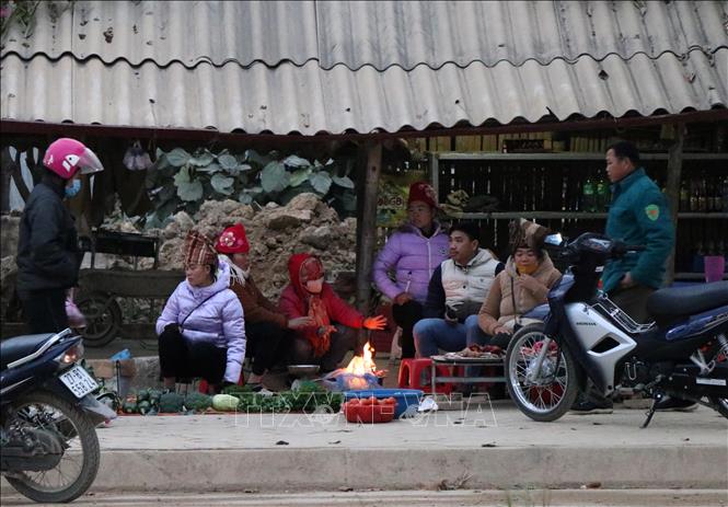 Tại phường Thanh Trường (thành phố Điện Biên Phủ), nhiều tiểu thương tụ tại điểm chợ cóc cạnh quốc lộ 12 tập sưởi ấm bên đống lửa.