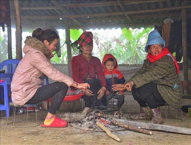 Người dân sinh sống trên khu vực đỉnh đèo Pha Đin đốt lửa sưởi ấm ngay từ sáng sớm