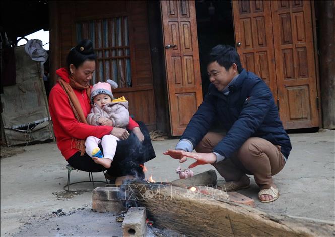 Người dân xã Quài Tở (huyện Tuần Giáo, tỉnh Điện Biên) đốt lửa sưởi ấm trong sáng sớm.