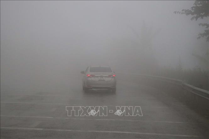 Đèo Tằng Quái (huyện Mường Ảng) dài hơn 10km luôn bị phủ kín bởi sương mù dày đặc, giao thông qua lại rất khó khăn do hạn chế tầm nhìn, đường trơn trượt.