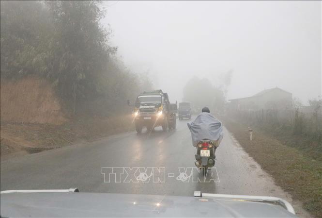 Phương tiện giao thông di chuyển chậm trong điều kiện sương mù, đường trơn trên quốc lộ 279 đoạn qua địa phận xã Nà Nhạn (thành phố Điện Biên Phủ, tỉnh Điện Biên).