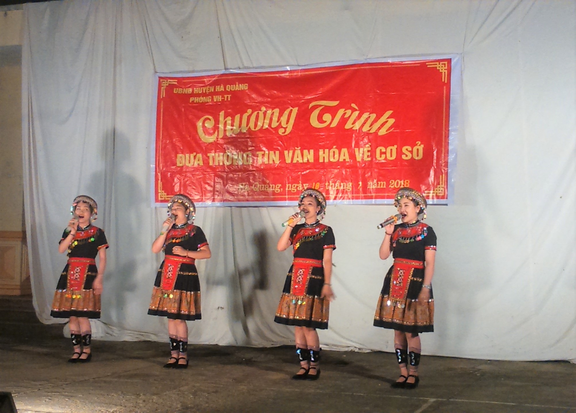 Đội thông tin lưu động huyện Hà Quảng biểu diễn văn nghệ tại cơ sở